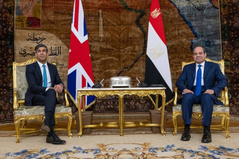 英國首相蘇納克（左）20日在埃及首都開羅與總統塞西（右）會晤，雙方同意各國領導人應盡其所能避免衝突在區域內蔓延，並保護平民。（英國首相府提供）