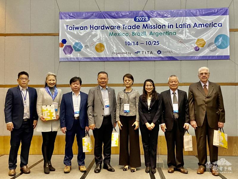 主任施㦤倫（右三）贈送紀念品給貴賓(右起商總理事長Ruben Medrano、僑務諮詢委員胡雲光、組長徐澤玗、會長蔡逢興、副會長陳宗沐、秘書長漆韶婷、團長吳耿同)