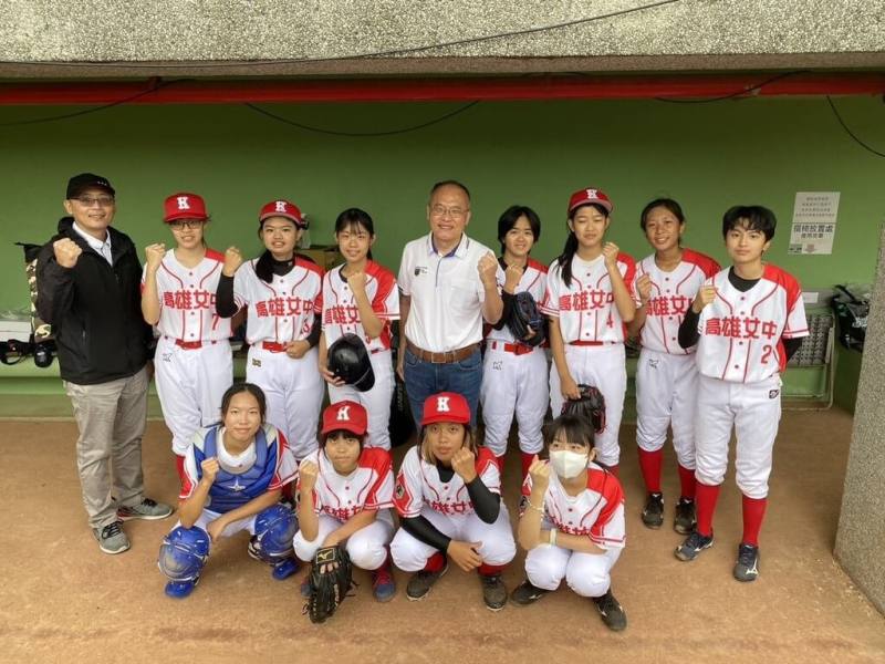 高雄女中棒球隊21日初登黑豹旗，寫下賽史上第一支全女子球隊歷史。雄女校長鄭文儀（後中）北上應援。（雄女提供