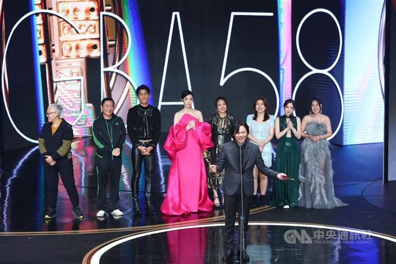 "Mad Doctor" director Lai Meng-jie thank the jury for awarding his show best television series with his cast and crew on stage.