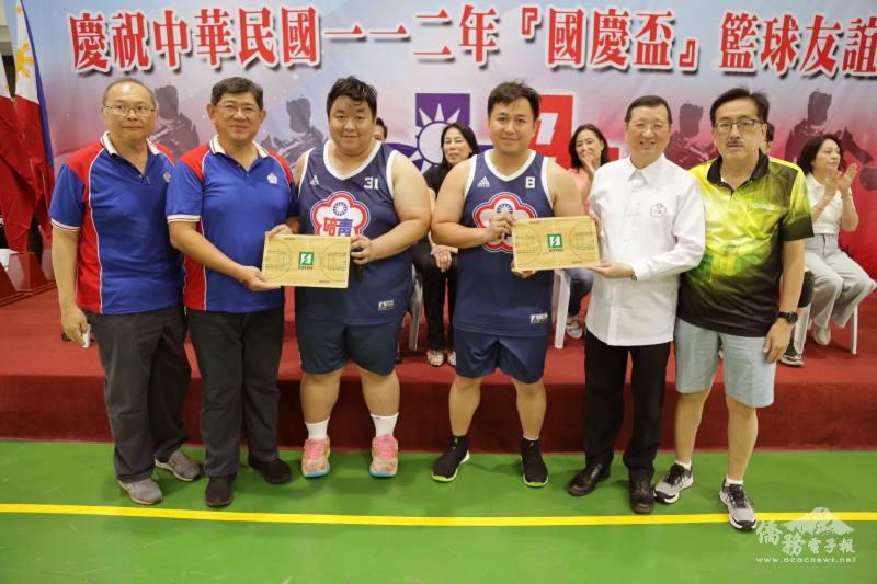 陳柏材(右2)、莊漢香(左1)、吳治平(右1)、黃仲廷(左2)贈送紀念品予丁俊峰(右3)、丁健智(左3)