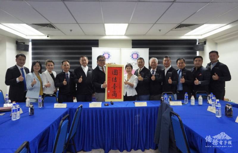 徐佳青致贈賀軸予馬來西亞臺商總會