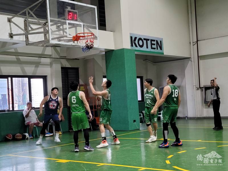 培青學會球員蘇萬眉（身著藍色制服）突破防守在籃下投進2分