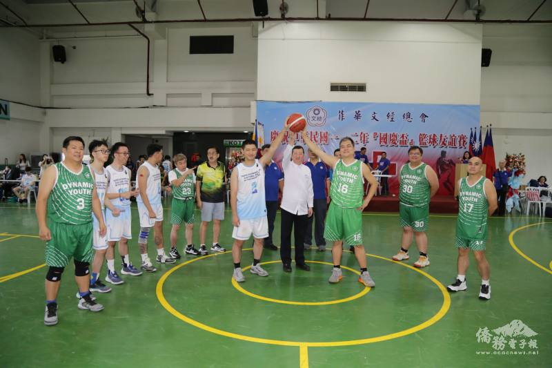 陳柏材在球場中央主持首場比賽開球儀式