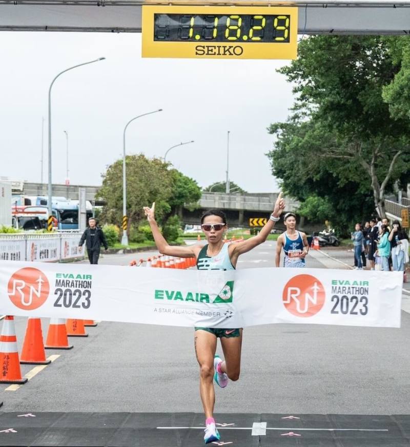 長榮航空城市觀光馬拉松22日上午開跑，台灣選手曹純玉（前中）以1小時18分30秒的成績，將21公里女子組冠軍留在台灣。（長榮航空提供）