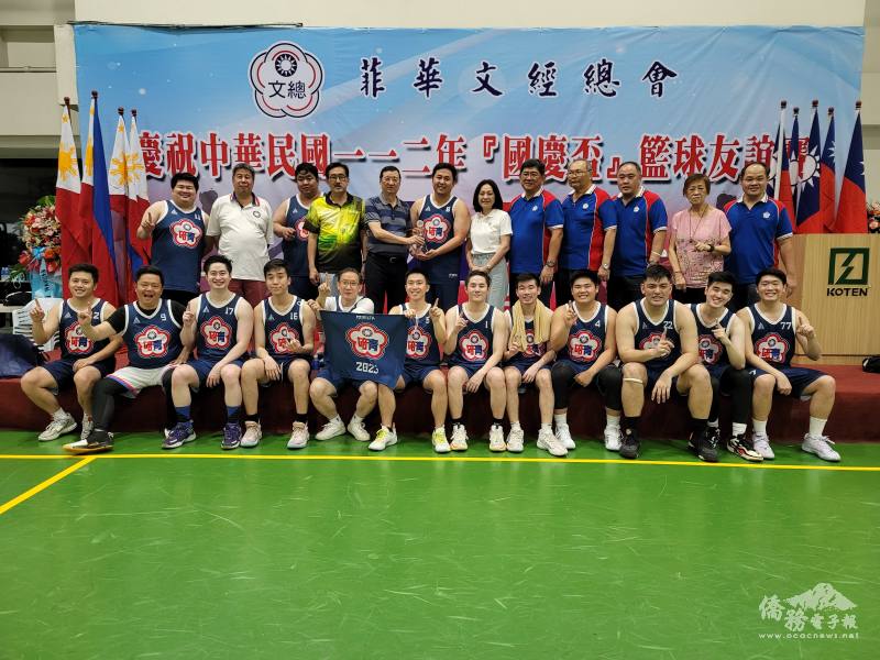 陳柏材(後排左5)頒贈冠軍獎盃予菲華培青學會，並由隊長丁俊峰(後左6)代表接受