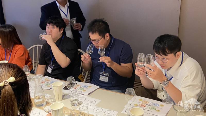 參加者學習如何品嘗日本酒