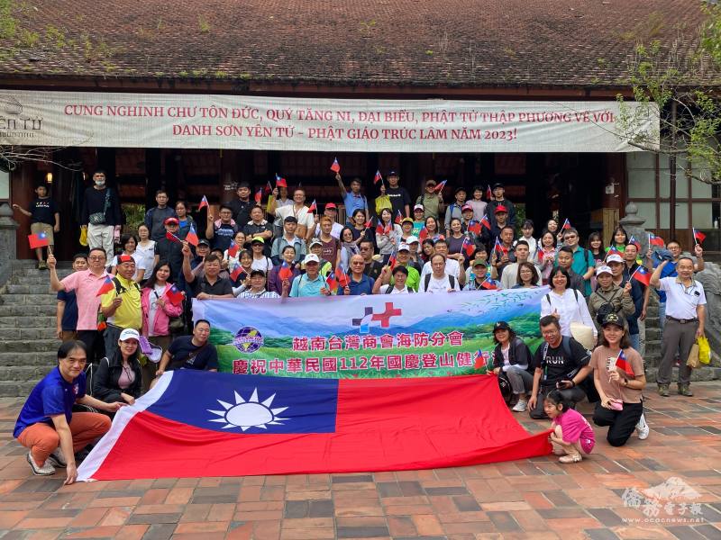 全體參加人員於纜車站入口合影