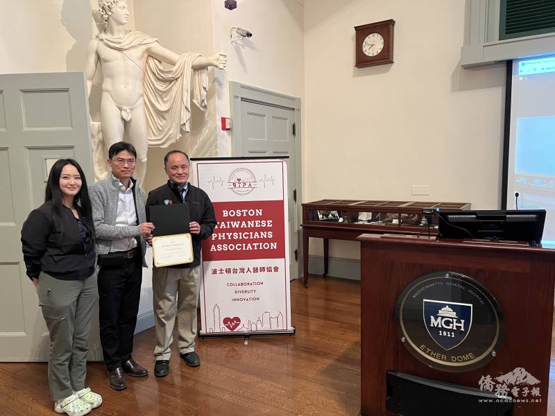 兩位主持人代表協會致贈張智威感謝狀