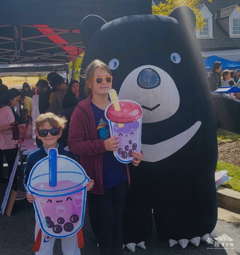 Photo with giant Formosan Bear mascot and bubble tea backdrops