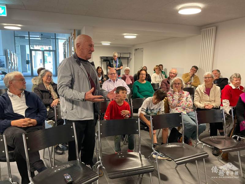 歐思定修士發表觀片心得並與現場觀眾分享每天聽國軍保衛臺灣的生活經驗