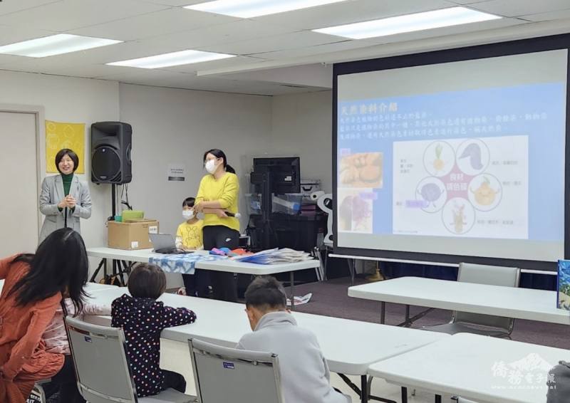 吳曉竹(左)致歡迎詞並且介紹蔡玉珍(右)