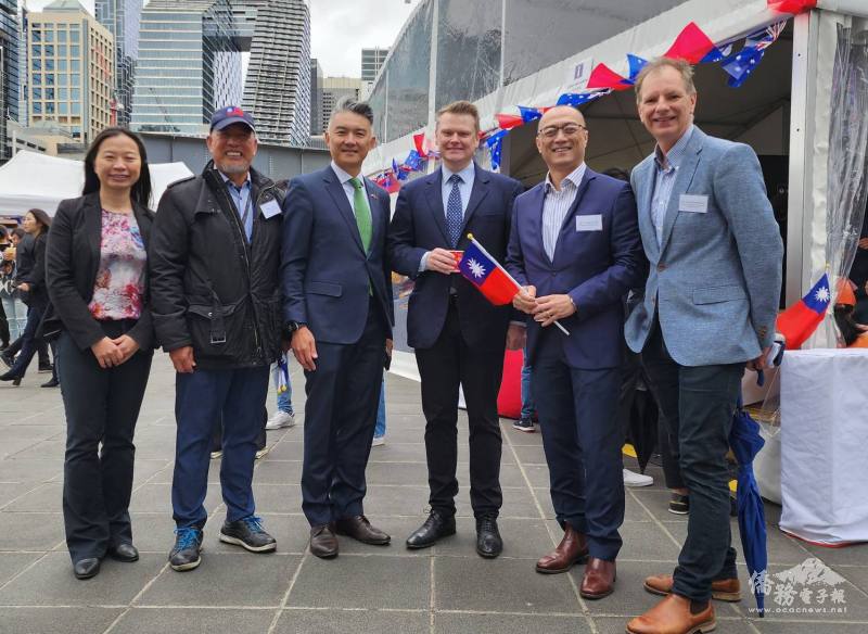 與會貴賓合影(左起前萬年興市長楊千慧、全球臺灣客家聯合總會總會長葉義深、駐墨爾本辦事處處長呂明澤、聯邦眾議員Keith Wolahan、維州參議員Trung Luu及維州自由黨副黨魁David Southwick)