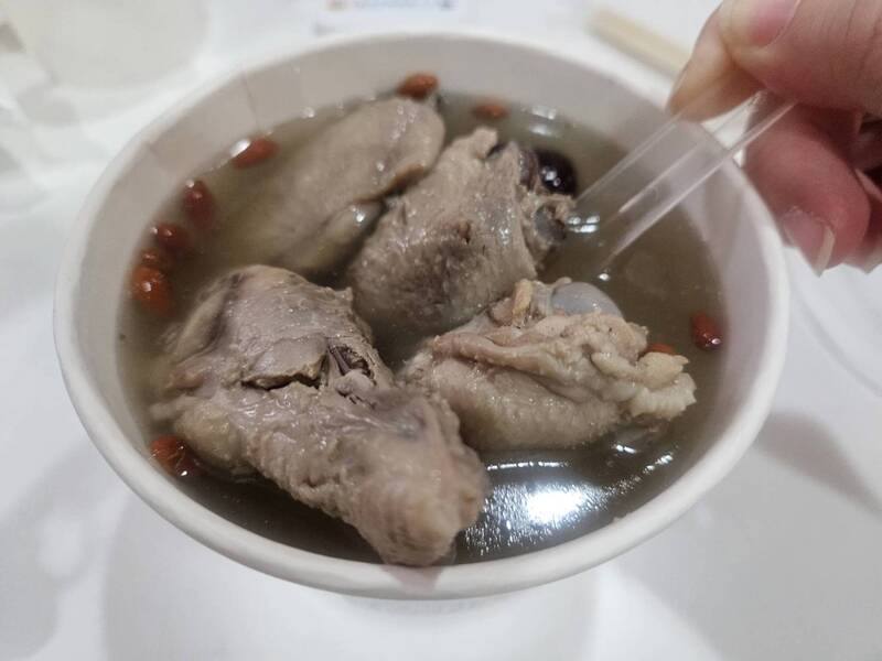 吃雞的好處可能比想像中還要多，董氏基金會食品營養中心23日分享，研究發現雞肉蛋白質保留率最高，飼養過程溫室氣體排放量低於牛、羊。