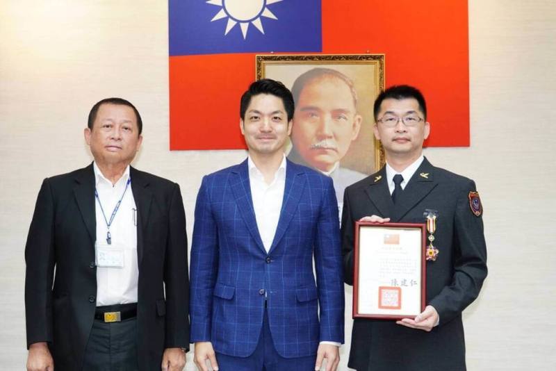 土耳其2月強震釀多人死傷，台北市搜救隊副隊長林清文（右）前往當地執行國際人道救援任務有功，市長蔣萬安（中）24日轉頒行政院三等功績獎章，予以勉勵。左為台北市消防局長莫懷祖。（台北市消防局提供）
