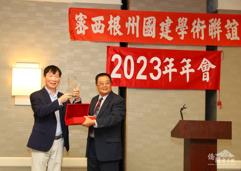 陳一心(右)頒發感謝紀念獎座給專題主講者楊嵩林(左)