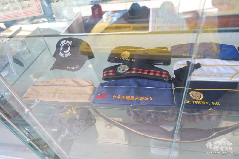 密西根榮光會的軍帽和底特律退伍軍人的軍帽並排陳列在該中心的博物館