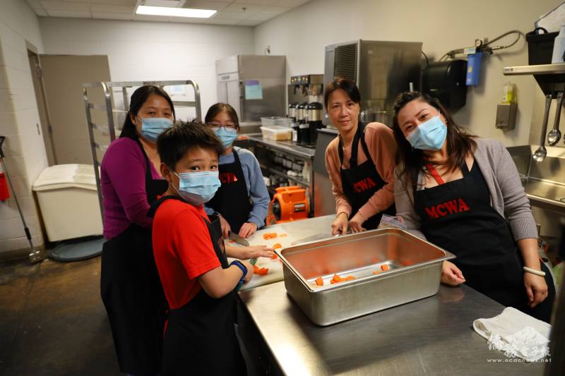 父母帶著孩子全家出動，一起參與這個有意義的活動