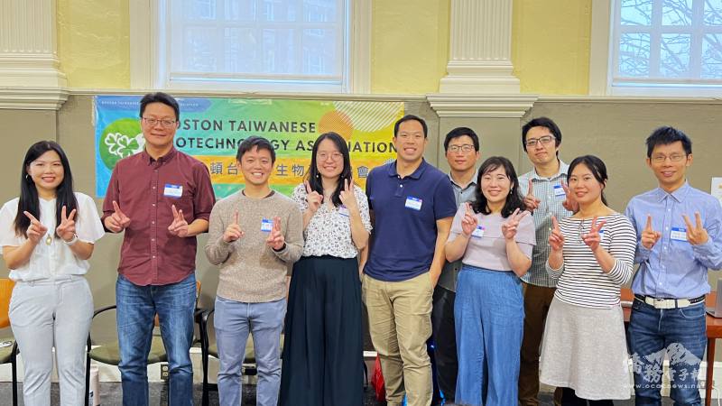 波士頓臺灣人生物科技協會歷屆會長，左起孟憲薇、謝富凱、蔡明儒、吳佩容、朱治齊、周致宏、許祐湉、邱亮源、何逸雲、林致中