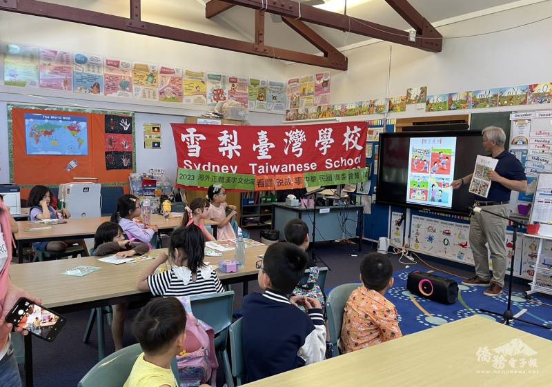 校長簡明輝解說活動內容