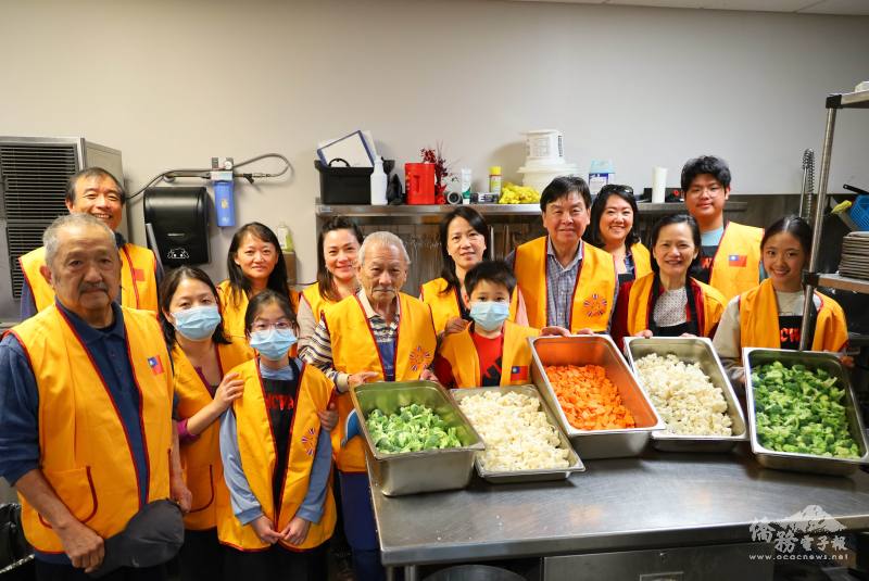 大家分工合作，齊心協力，捲起衣袖下廚房