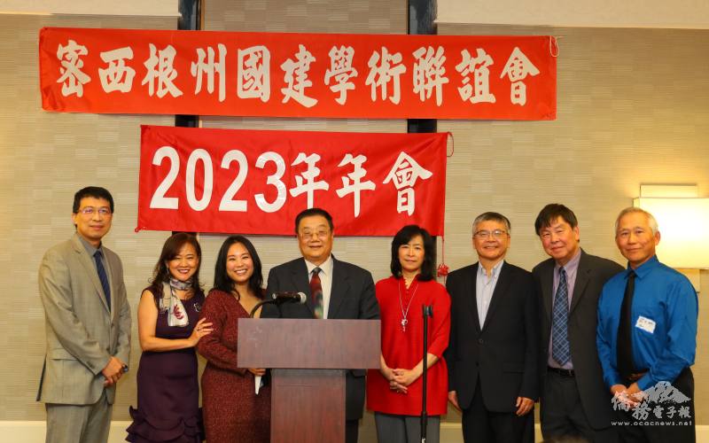 密西根國建會會長陳一心(左四)及副會長方聖風(左一)與理事傅霈娣、倪貞、吳美鈴、鄒伯玉、張正義、莊天彬(由左至右)