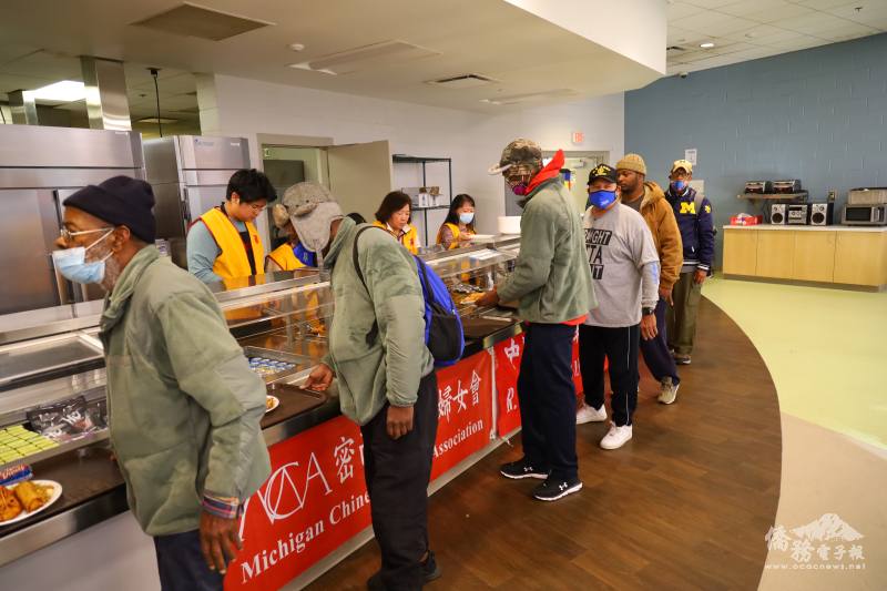 住民見到中式餐點，胃口大開