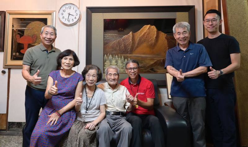 工藝中心主任陳殿禮(右3)、王清霜老師(中)、王賢志老師(左1)、王賢民老師(右2)及王竣偉老師(右1)及其家人共同合影留念。