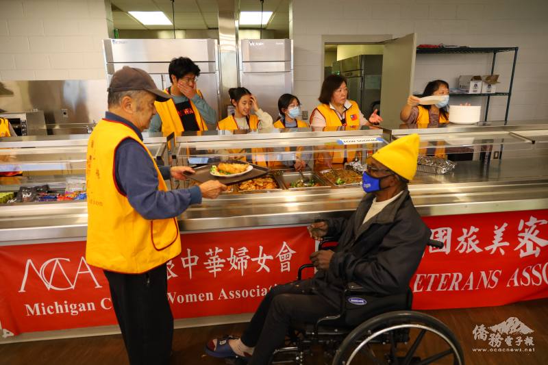 中華民國退役軍人許鍾麒協助美國無家可歸的退伍軍人取餐