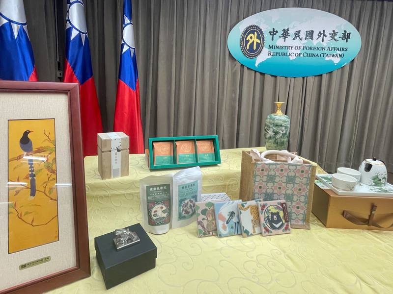 為了展現台灣的多元文化，外交部致贈訪賓的伴手禮也極具台灣意象，並以輕巧、精緻為主，包括花磚、客家茶具、雕刻家朱銘作品等。