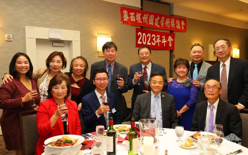 陳一心與僑界貴賓合影