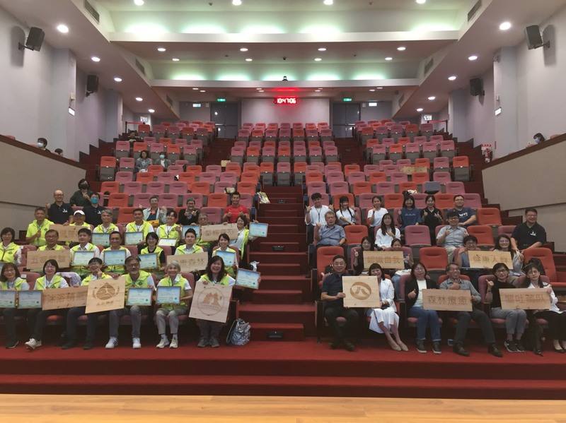 農業部林業及自然保育署24日召開「森林療癒師授證記者會」，署長林華慶（前右6）出席，授證給首批34名林業保育署認證的療癒師。