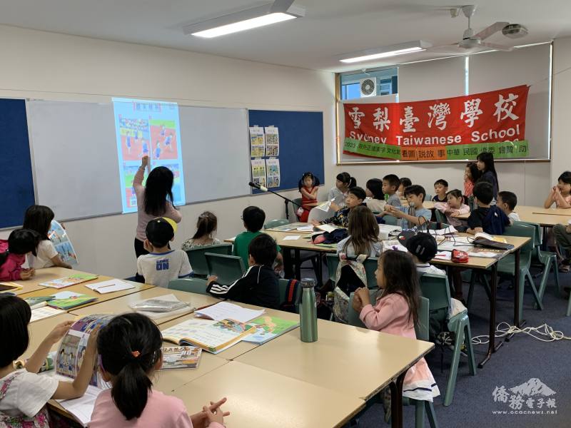 老師引導學生編輯故事結構