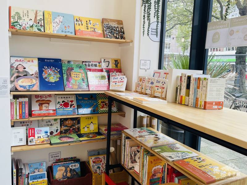 「小冊選書」實體展示的繪本經常跟隨著季節與節慶更新