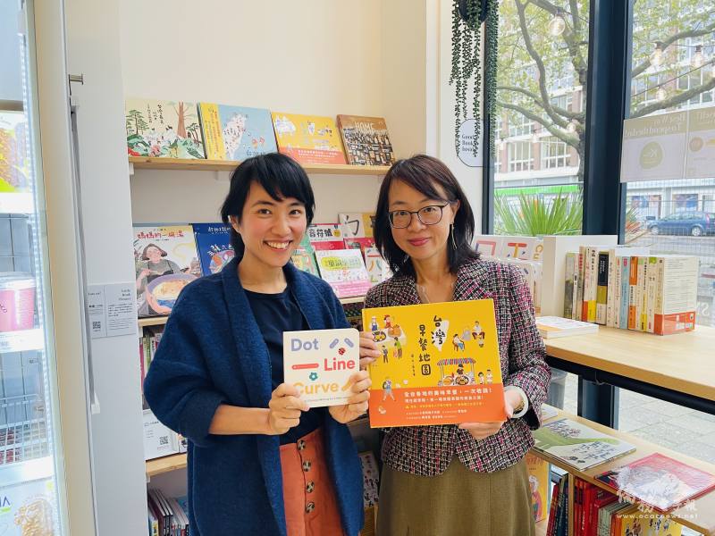 駐荷蘭代表處僑務秘書楊海華（右）探訪鹿特丹的「小冊選書」繪本書店經營者吳芮祺（左）