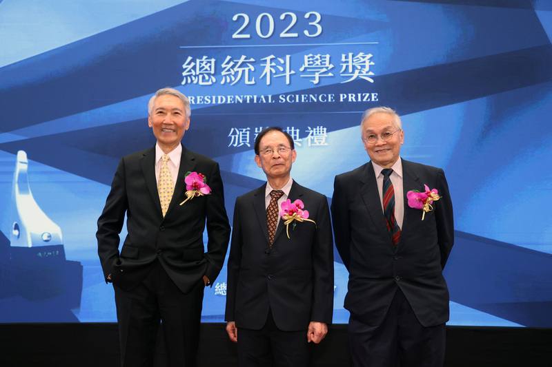 2023總統科學獎24日在總統府舉行頒獎典禮，得獎人、中央研究院士李文雄（中）、胡正明（左）、葉永烜（右）出席合影。