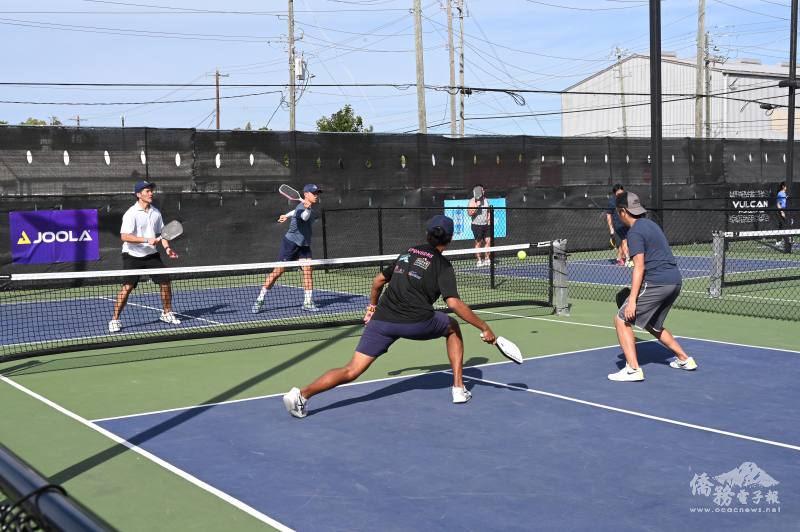 參賽選手在球場上競技