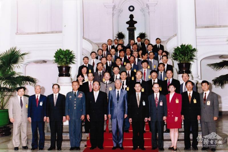 張克彥受邀參加國家建設研討會，與會者與前總統李登輝合影