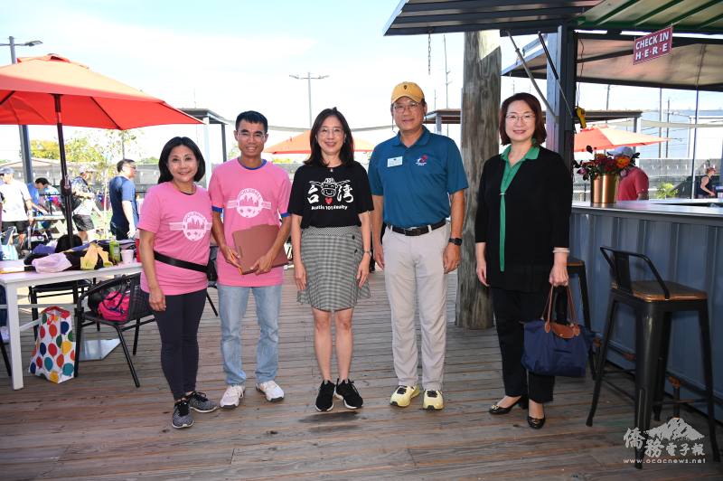 由左至右， JCCAA會長戴珮青、東海大學校友會會長蔡宗霖、王盈蓉、楊崇肯、恆豐銀行代表周明潔