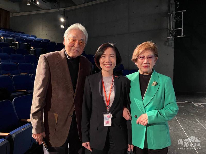 駐多倫多辦事處處長陳錦玲（中）出席10月23日第4屆多倫多臺灣影展開幕典禮，並與凌波女士及其夫婿金漢合影。