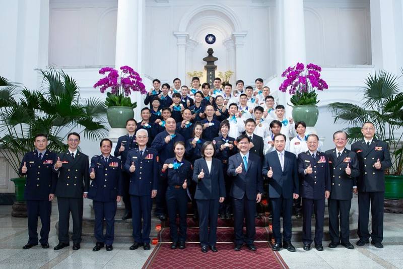 總統與「2023年第20屆世界警察消防運動會」代表團合影
