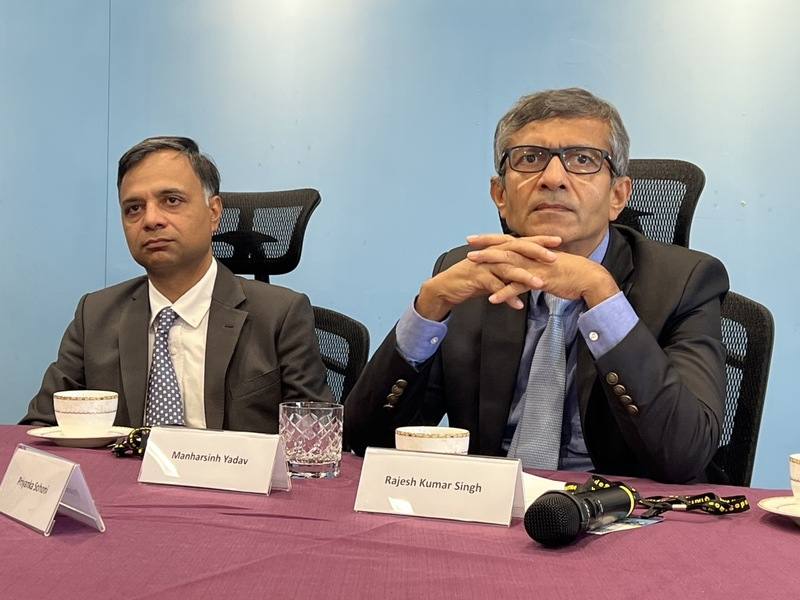 印度商工部次長辛赫（Rajesh Kumar Singh ）（右）與印度台北協會會長葉達夫（Manharsinh Yadav）25日舉行媒體專家座談會，鼓勵台商親自前往印度考察新投資環境，開創合作商機。