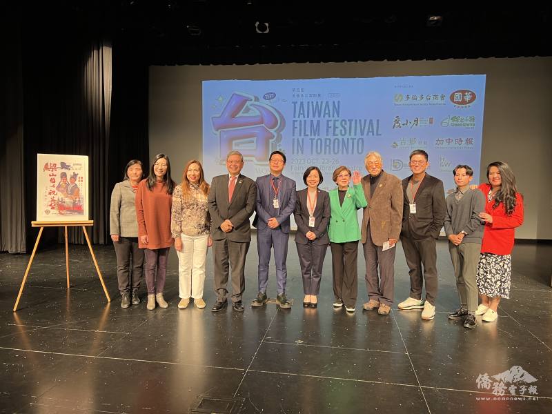 凌波（右5）及其夫婿金漢（右4）、《哈勇家》導演陳潔瑤（右1）、演員張祖鈞（右2）、駐多倫多辦事處處長陳錦玲（右5）、多倫多文教中心主任藍柏青（左5）、烈治文山市副市長陳志輝（左4）、萬錦市市議員楊綺清（左3）、李思韻（左2）及影展總監徐弘益（右3）於10月23日在第4屆多倫多臺灣影展開幕典禮中合照。