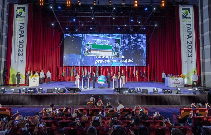 總統與現場貴賓一同進行啟動儀式