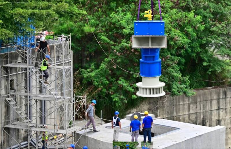 台中市水利局以公私協力方式，在市管區域排水設置小水力發電設施，首座「食水嵙溪排水口小水力發電廠」預計112年底完工。（市府提供）