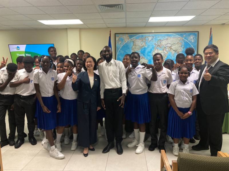 范惠君到聖國外交部對學校參訪日之高中學生演講