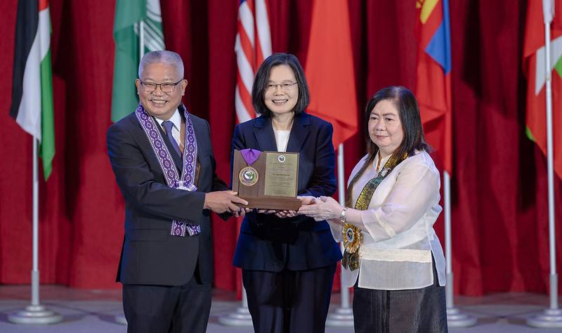 總統見證黃理事長受頒「年會終身成就獎」