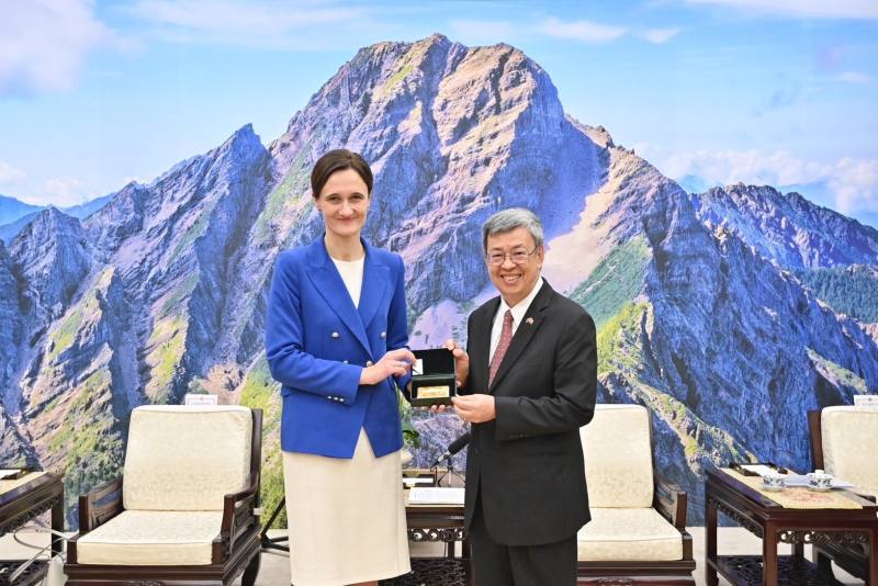 Premier Chen Chien-jen (right) welcomes Viktorija Čmilytė-Nielsen, speaker of the Lithuanian parliament, with hopes to continue deepening cooperation between Taiwan and Lithuania.