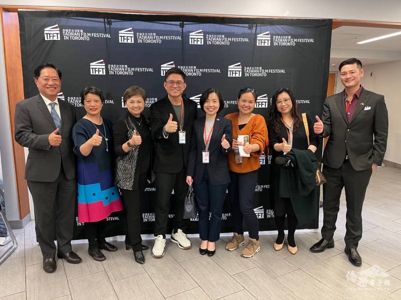 駐多倫多辦事處處長陳錦玲（右4）、僑務委員范瑋（左1）、務諮詢委員湯遠芬僑（左3）等人出席第4屆多倫多臺灣影展開幕典禮，並與該影展總監徐弘益（左4）合影。