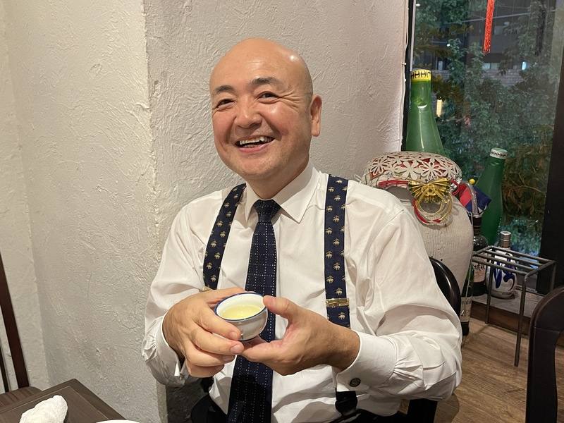 圖為26日片山和之品嚐台灣茶時稱讚好喝的模樣。